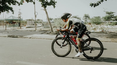 男人骑着自行车在大街上
